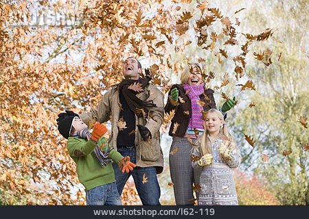 
                Spaß & Vergnügen, Herbstlaub, Familie, Herbstspaziergang                   