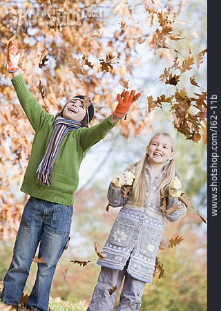 
                Spaß & Vergnügen, Herbstlaub, Freunde, Geschwister                   