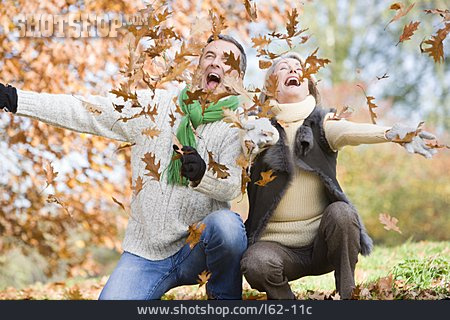
                Herbstlaub, Liebespaar, Naturverbunden                   
