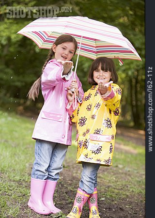 
                Mädchen, Freundschaft, Regenschirm, Wetterfest                   