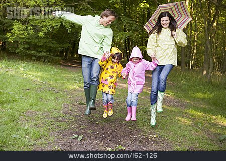 
                Spaß & Vergnügen, Springen, Spaziergang, Familienausflug                   