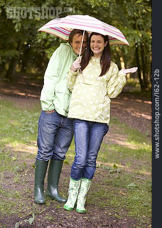
                Paar, Spaziergang, Regenschirm                   