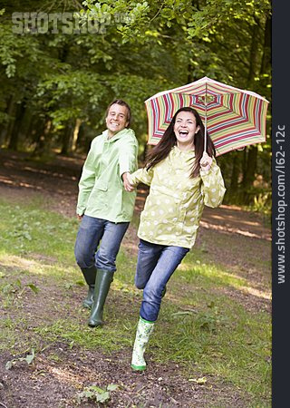 
                Paar, Sorglos & Entspannt, Spaziergang, Regenschirm                   