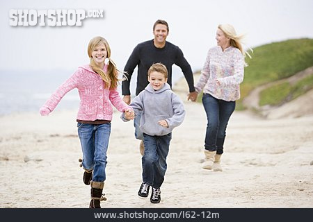 
                Familie, Ausgelassen, Familienurlaub, Strandlauf                   