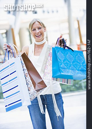 
                Frau, Einkauf & Shopping, Einkaufstüte, Päsentieren                   
