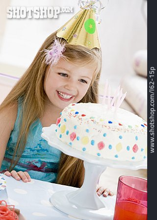 
                Kind, Mädchen, Begeistert, Spaß & Vergnügen, Geburtstag, Geburtstagstorte, Kindergeburtstag, Partyhut                   