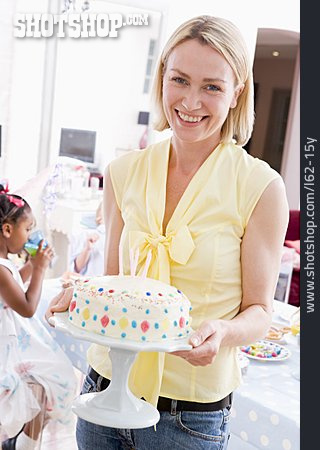 
                Mutter, Geburtstagstorte, Kindergeburtstag, Geburtstagsfeier                   