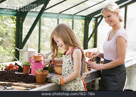 
                Mutter, Gartenarbeit, Tochter, Einpflanzen                   