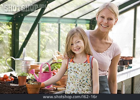 
                Mutter, Gartenarbeit, Tochter, Pflanzenaufzucht                   