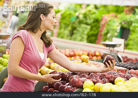 
                Supermarkt, Bewusste Ernährung, Kundin, Aussuchen                   