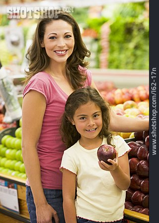 
                Mutter, Tochter, Supermarkt, Bewusste Ernährung                   