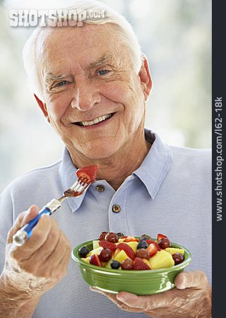 
                Mann, Senior, Gesunde Ernährung, Obstsalat                   
