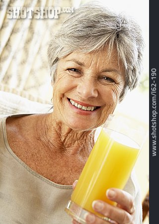
                Seniorin, Gesunde Ernährung, Orangensaft                   