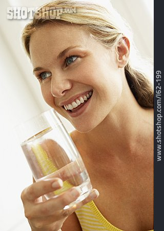 
                Junge Frau, Durst, Mineralwasser, Trinkwasser                   