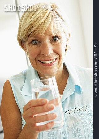 
                Frau, Durst, Mineralwasser, Trinkwasser                   
