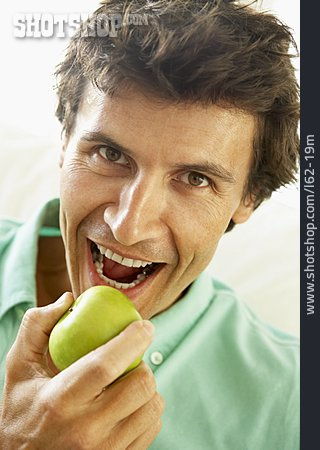 
                Mann, Gesunde Ernährung, Apfel, Reinbeißen                   