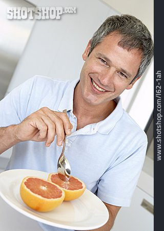 
                Mann, Gesunde Ernährung, Grapefruit                   