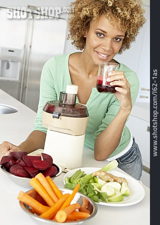 
                Junge Frau, Frau, Gesunde Ernährung, Gemüsesaft                   