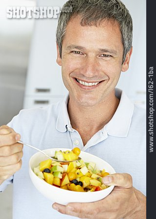 
                Mann, Gesunde Ernährung, Obstsalat                   