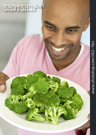 
                Junger Mann, Gesunde Ernährung, Brokkoli                   