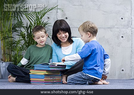 
                Mutter, Buch, Sohn, Vorlesen                   