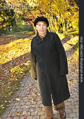 
                Frau, Seniorin, Spazieren, Herbstspaziergang                   