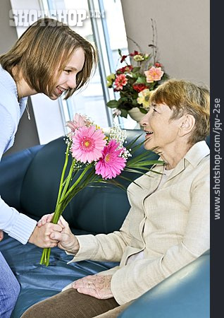 
                Großmutter, Enkelin, Blumengeschenk                   