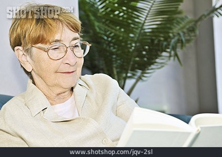 
                Frau, Seniorin, Freizeit & Entertainment, Lesen                   