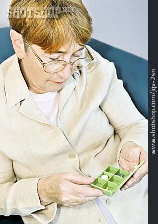 
                Seniorin, Tablettenbox, Tabletteneinnahme                   