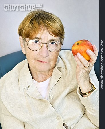 
                Frau, Seniorin, Apfel                   