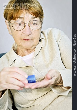 
                Frau, Seniorin, Tabletteneinnahme                   