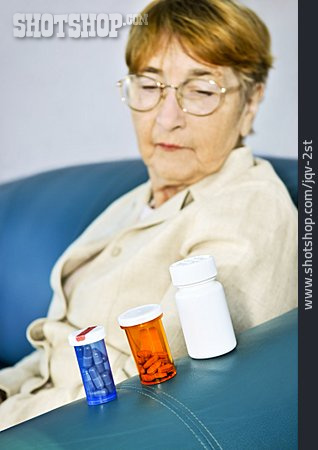 
                Frau, Seniorin, Tablettendose, Tabletteneinnahme                   