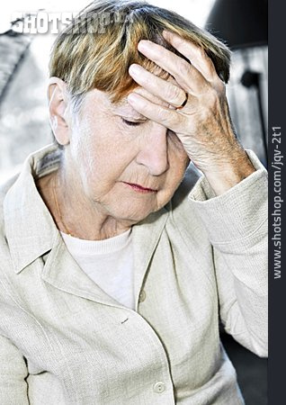 
                Frau, Seniorin, Besorgt, Kopfschmerzen, Niedergeschlagen                   
