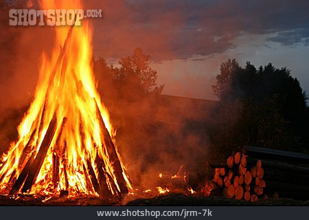 
                Lagerfeuer, Holzfeuer, Sonnwendfeuer                   