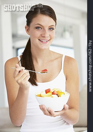 
                Junge Frau, Frau, Gesunde Ernährung, Obstsalat                   
