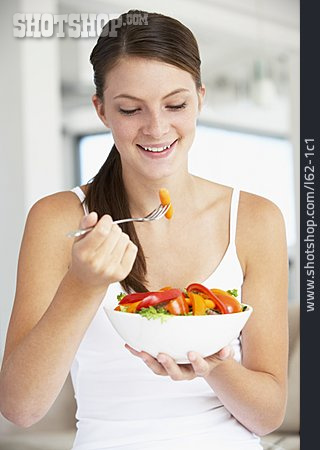 
                Junge Frau, Gesunde Ernährung, Gemischter Salat, Rohkost                   