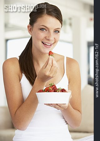 
                Junge Frau, Gesunde Ernährung, Essen, Erdbeere                   