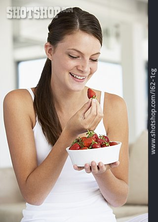 
                Junge Frau, Gesunde Ernährung, Essen, Erdbeere                   
