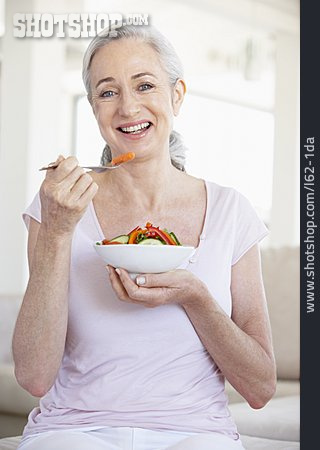 
                Frau, Seniorin, Gesunde Ernährung                   