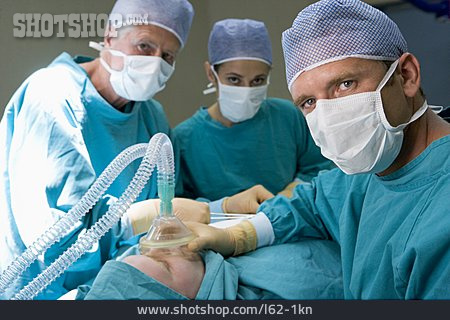 
                Arzt, Krankenhaus, Chirurg, Operation, Narkose, Anästhesist, Beatmung                   