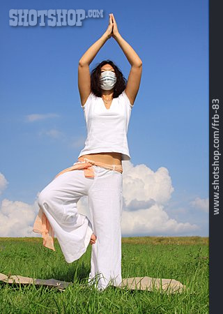 
                Junge Frau, Yoga, Heuschnupfen, Pollenallergie                   