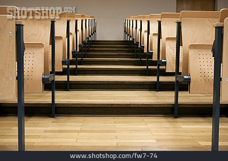 
                Stuhlreihe, Klappstuhl, Hörsaal                   