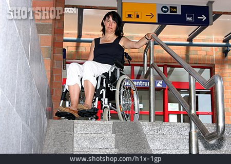 
                Rollstuhlfahrerin, Behinderte, Hilflosigkeit                   