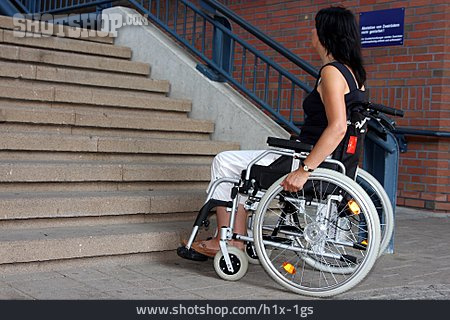 
                Rollstuhlfahrerin, Behinderte, Hilflosigkeit                   