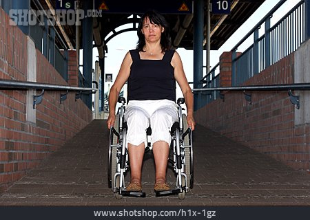 
                Rollstuhlfahrerin, Behinderte, Körperbehinderung                   