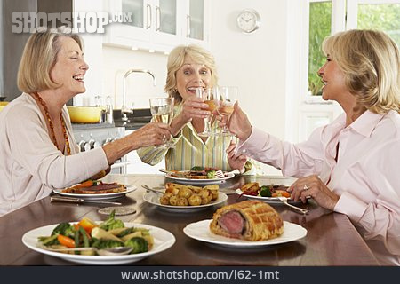 
                Essen & Trinken, Freundin, Zusammen, Anstoßen                   