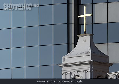 
                Fassade, Kreuz, Kirchturm                   