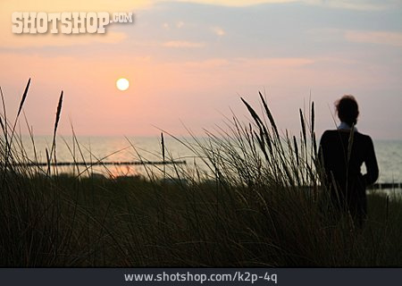 
                Frau, Sonnenuntergang, Ostsee                   