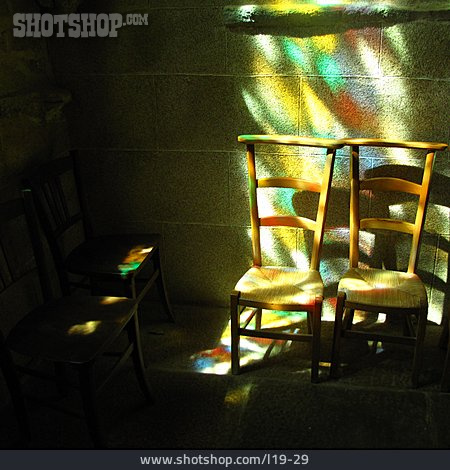 
                Stuhl, Licht, Lichteinfall, Glaube & Hoffnung, Kirchenstuhl                   