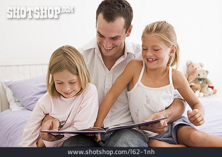 
                Mädchen, Vater, Häusliches Leben, Lesen                   